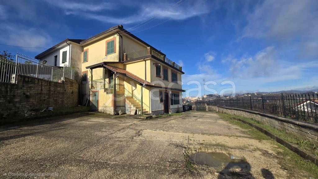 casa indipendente in vendita a Frosinone