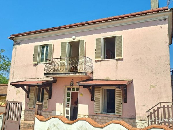 casa indipendente in vendita a Frosinone in zona Le Rase
