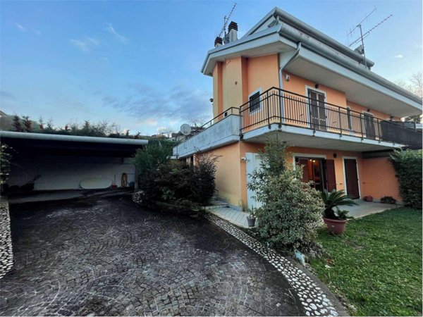 casa indipendente in vendita a Frosinone in zona Le Rase