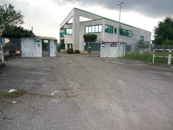 locale commerciale in vendita a Frosinone