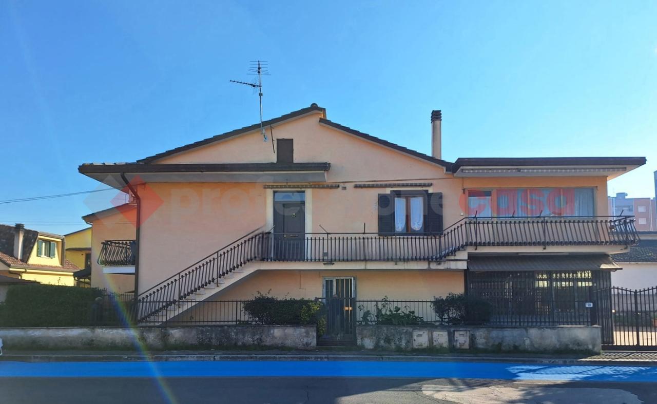 casa indipendente in vendita a Frosinone