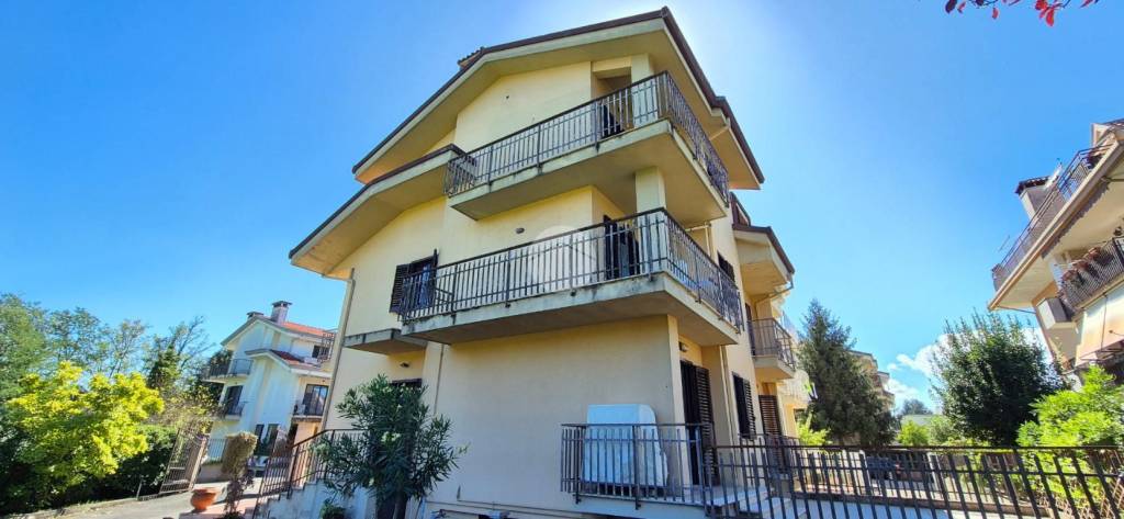 casa indipendente in vendita a Frosinone