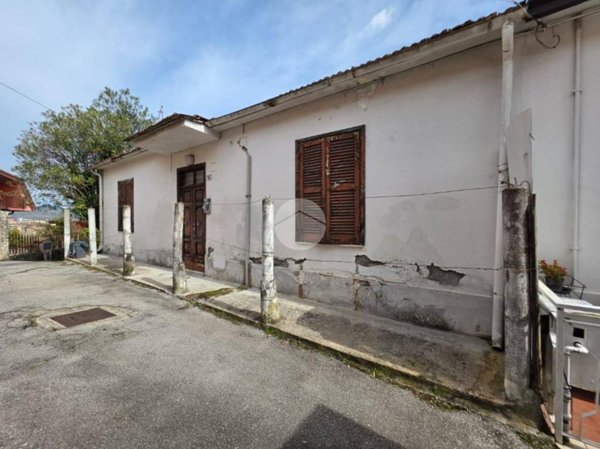 casa indipendente in vendita a Frosinone