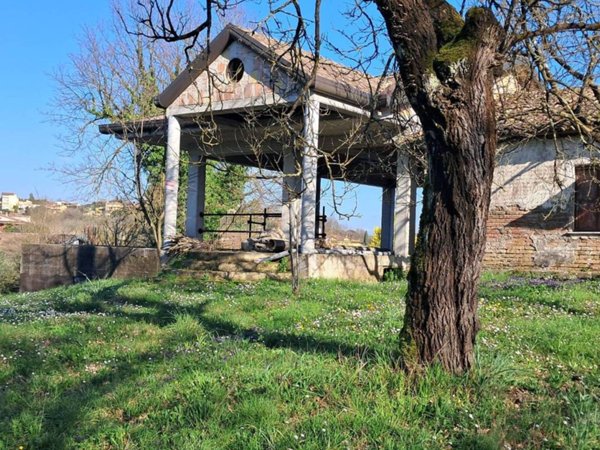 casa indipendente in vendita a Frosinone in zona Le Rase