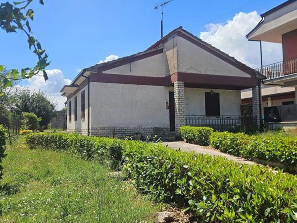 casa indipendente in vendita a Frosinone in zona Le Rase