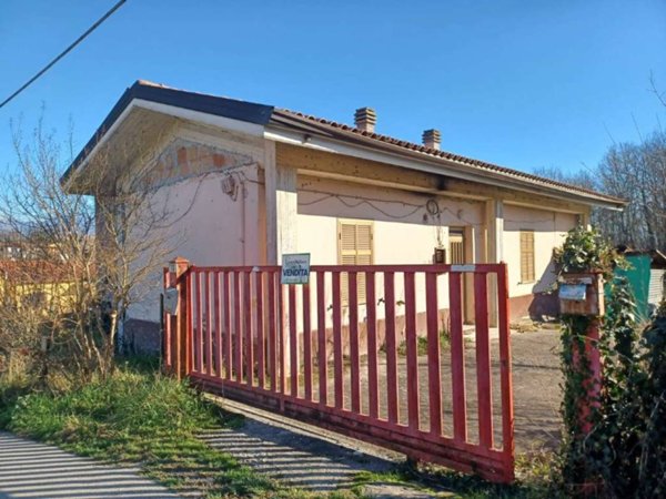 casa indipendente in vendita a Frosinone in zona Le Rase