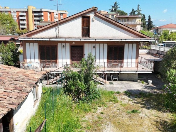 casa indipendente in vendita a Frosinone