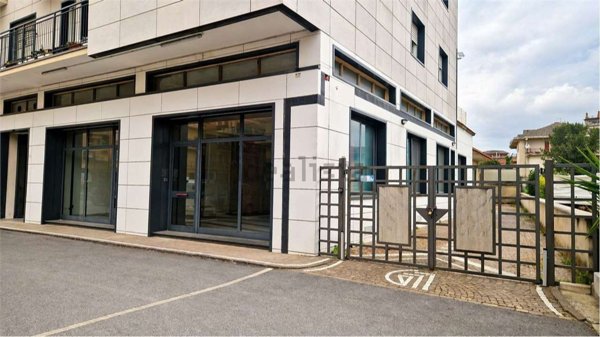 locale commerciale in vendita a Frosinone