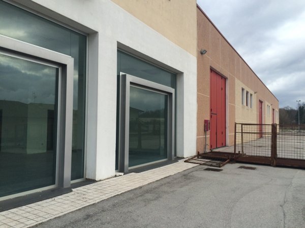 locale commerciale in vendita a Frosinone
