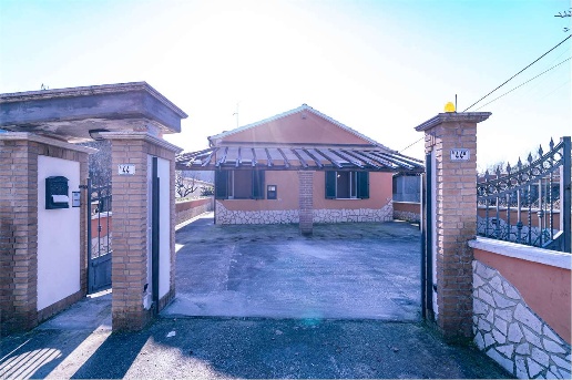 casa indipendente in vendita a Frosinone in zona Le Rase