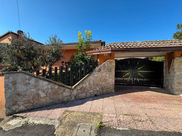 casa indipendente in vendita a Frosinone