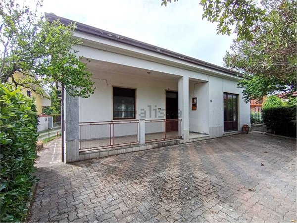 casa indipendente in vendita a Frosinone