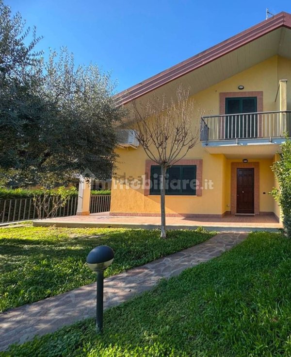 casa indipendente in vendita a Frosinone