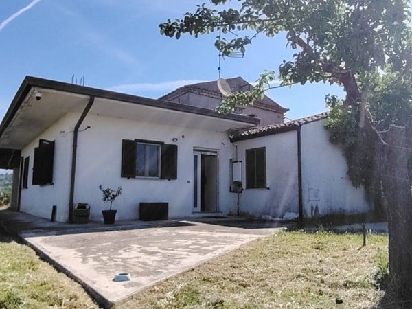 casa indipendente in vendita a Frosinone