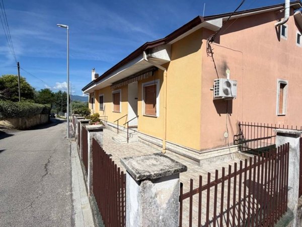casa indipendente in vendita a Frosinone