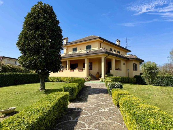 casa indipendente in vendita a Frosinone