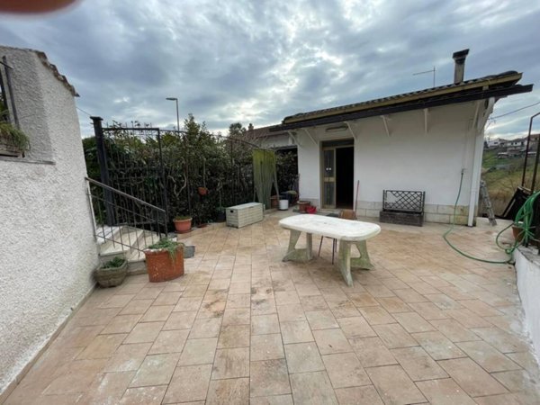 casa indipendente in vendita a Frosinone in zona Le Rase