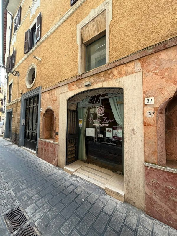 locale commerciale in vendita a Frosinone