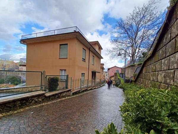 casa indipendente in vendita a Frosinone