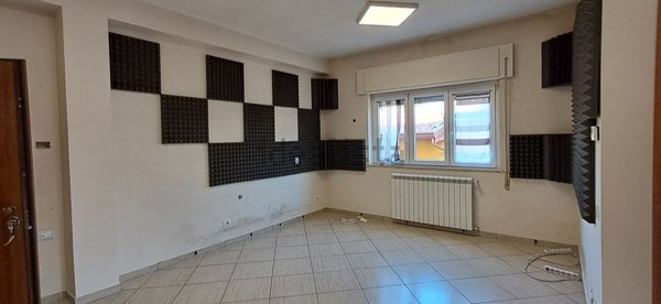 ufficio in vendita a Frosinone in zona Le Rase