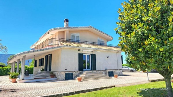 casa indipendente in vendita a Frosinone