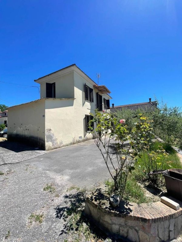 casa indipendente in vendita a Frosinone in zona Le Rase