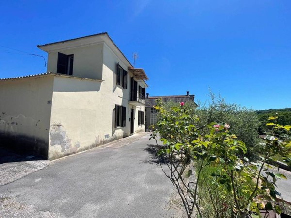 casa indipendente in vendita a Frosinone in zona Le Rase