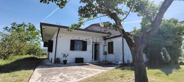 casa indipendente in vendita a Frosinone in zona Le Rase