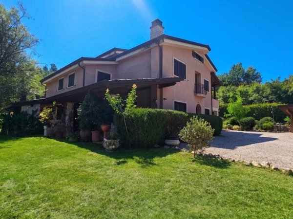 casa indipendente in vendita a Frosinone in zona Le Rase