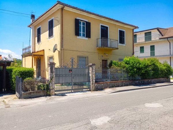 casa indipendente in vendita a Frosinone in zona Le Rase