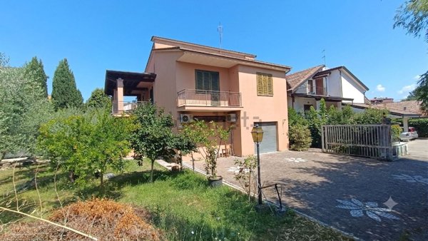 casa indipendente in vendita a Frosinone