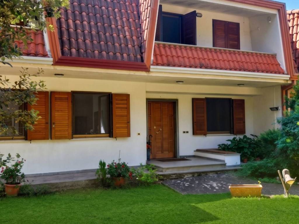 casa indipendente in vendita a Frosinone