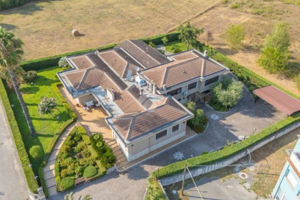 casa indipendente in vendita a Frosinone in zona Le Rase