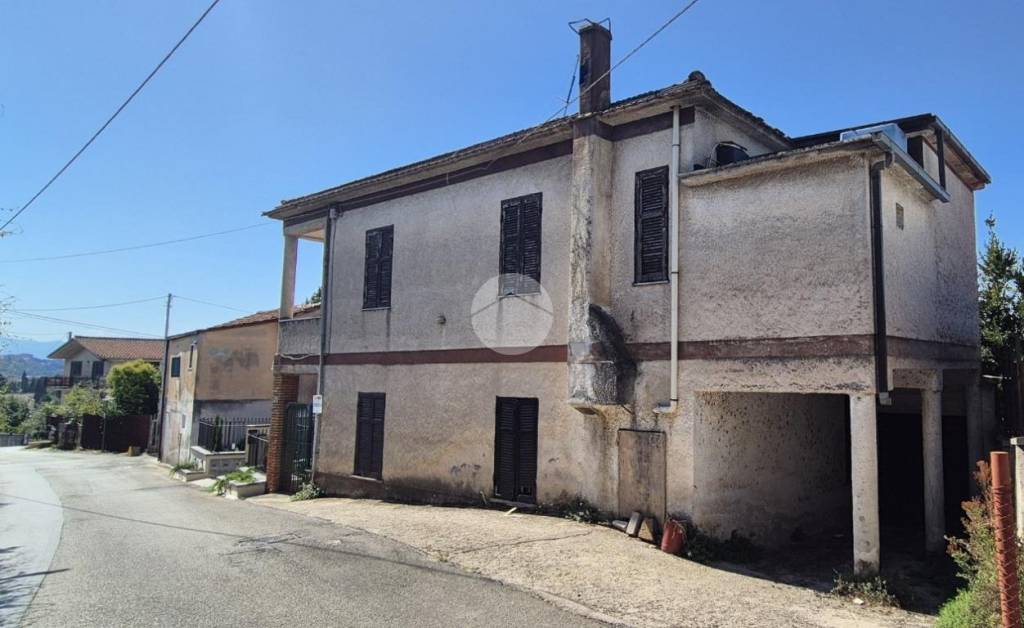 casa indipendente in vendita a Frosinone