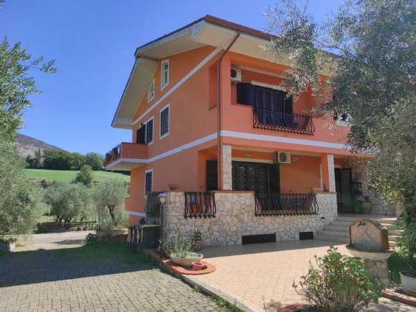 casa indipendente in vendita a Giuliano di Roma
