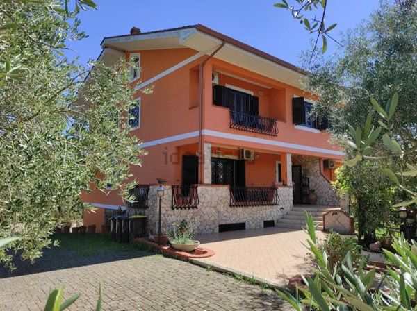 casa indipendente in vendita a Giuliano di Roma
