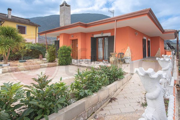 casa indipendente in vendita a Giuliano di Roma