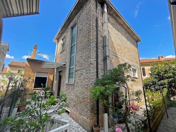 casa indipendente in vendita ad Isola del Liri