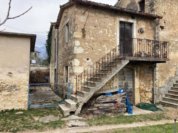 casa indipendente in vendita ad Isola del Liri