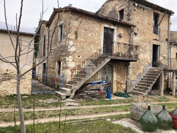 casa indipendente in vendita ad Isola del Liri