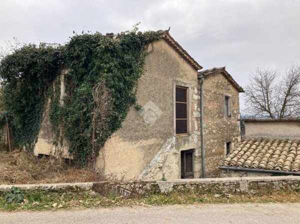 casa indipendente in vendita ad Isola del Liri