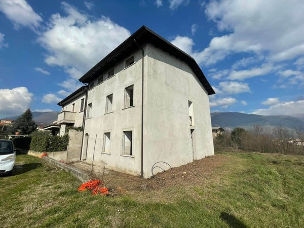 casa indipendente in vendita ad Isola del Liri