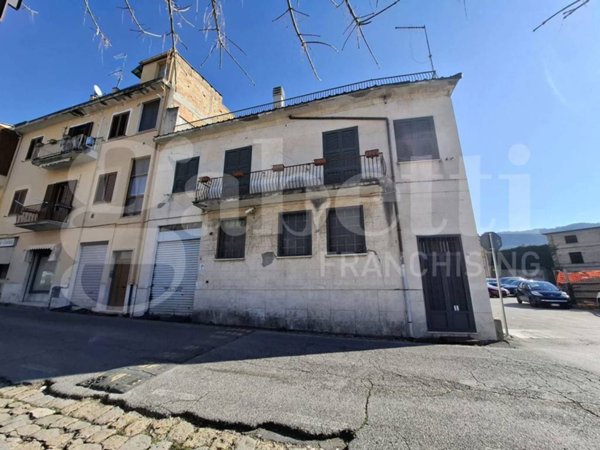 casa indipendente in vendita ad Isola del Liri
