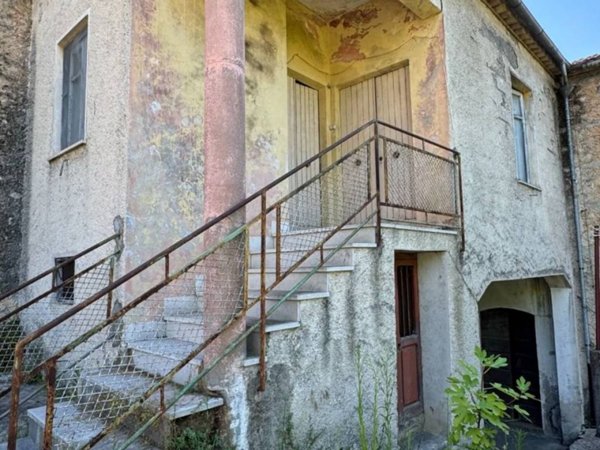 casa indipendente in vendita ad Isola del Liri in zona Carnello