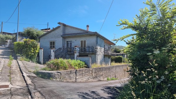 casa indipendente in vendita ad Isola del Liri in zona Capitino