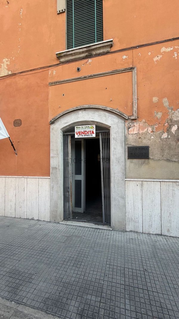 locale commerciale in vendita ad Isola del Liri