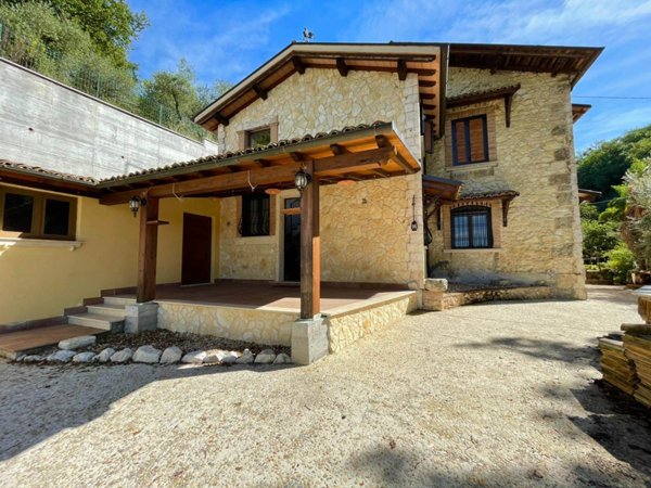 casa indipendente in vendita ad Isola del Liri