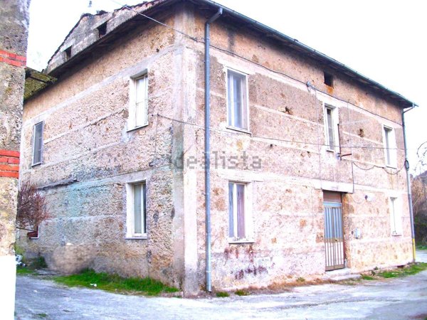 casa indipendente in vendita ad Isola del Liri in zona Capitino