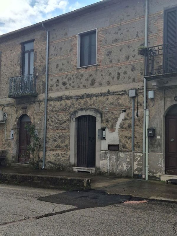 casa indipendente in vendita ad Isola del Liri in zona Carnello