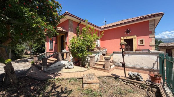 casa indipendente in vendita ad Isola del Liri